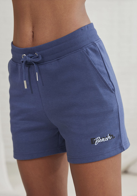 Bild: Shorts von Bench. Loungewear: Sportive Basic-Shorts von Bench. Elastischer Hosenbund mit Tunnelzug. Seitliche Eingrifftaschen. Logodruck und Logostickerei. Aus weichem Interlockmaterial.