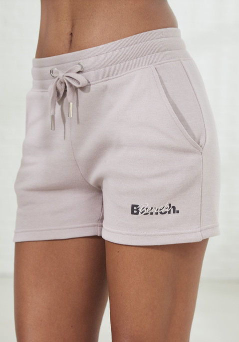 Bild: Shorts von Bench. Loungewear: Sportive Basic-Shorts von Bench. Elastischer Hosenbund mit Tunnelzug. Seitliche Eingrifftaschen. Logodruck und Logostickerei. Aus weichem Interlockmaterial.