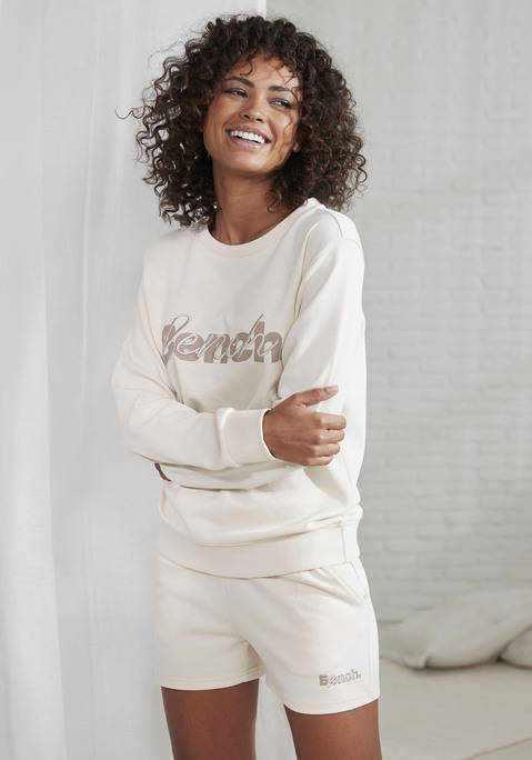 Bild: Shorts von Bench. Loungewear: Sportive Basic-Shorts von Bench. Elastischer Hosenbund mit Tunnelzug. Seitliche Eingrifftaschen. Logodruck und Logostickerei. Aus weichem Interlockmaterial.