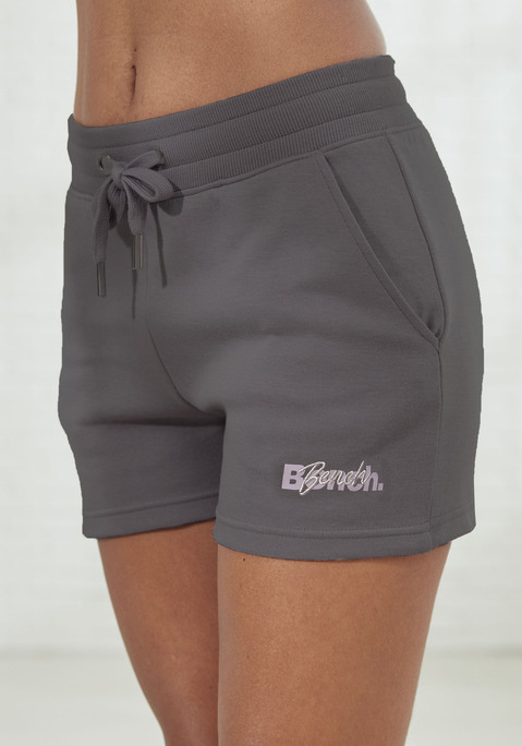 Bild: Shorts von Bench. Loungewear: Sportive Basic-Shorts von Bench. Elastischer Hosenbund mit Tunnelzug. Seitliche Eingrifftaschen. Logodruck und Logostickerei. Aus weichem Interlockmaterial.