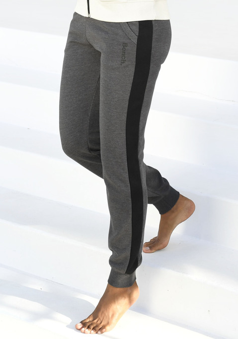 Bild: Sweathose von Bench. Loungewear: Bench Sweathose mit Seitenstreifen. Logodruck und Eingrifftaschen. Aus 60% Baumwolle (unterstützt Cotton made in Africa), 40% Polyester.