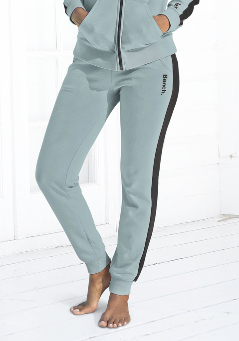 Bild: Sweathose von Bench. Loungewear: Bench Sweathose mit Seitenstreifen. Logodruck und Eingrifftaschen. Aus 60% Baumwolle (unterstützt Cotton made in Africa), 40% Polyester.