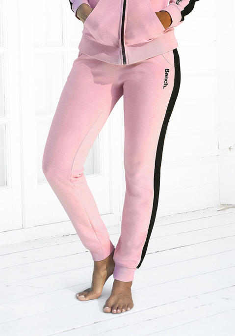 Bild: Sweathose von Bench. Loungewear: Bench Sweathose mit Seitenstreifen. Logodruck und Eingrifftaschen. Aus 60% Baumwolle (unterstützt Cotton made in Africa), 40% Polyester.