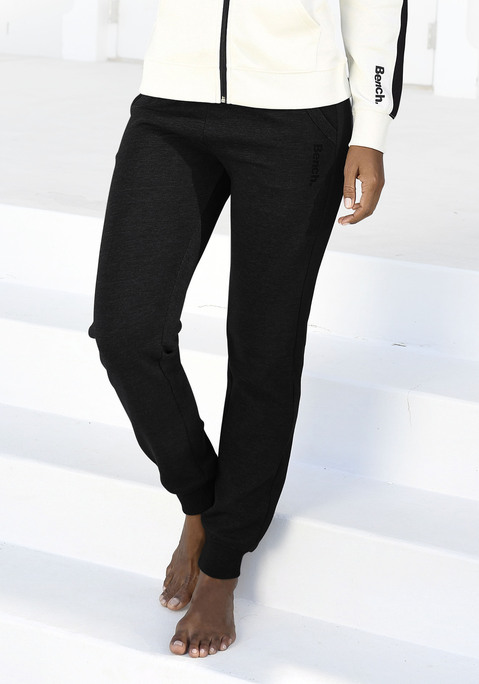 Bild: Sweathose von Bench. Loungewear: Bench Sweathose mit Seitenstreifen. Logodruck und Eingrifftaschen. Aus 60% Baumwolle (unterstützt Cotton made in Africa), 40% Polyester.