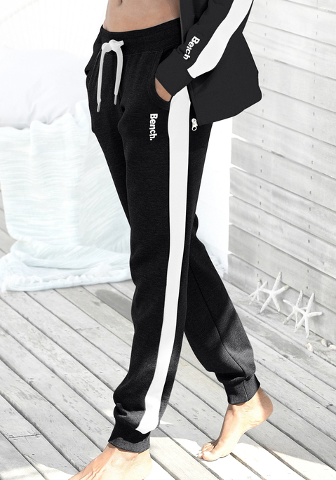 Bild: Sweathose von Bench. Loungewear: Sportliche Jogginghose von Bench. Praktische Eingrifftaschen. Elastischer Tunnelzugbund mit kontrastfarbener Kordel. Seitenstreifen und kleiner Logodruck vorn. Aus 60% Baumwolle (unterstützt Cotton made in Africa), 40% Polyester.