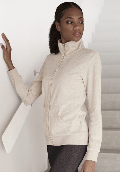 Bild: Sweatjacke von Bench. Loungewear: Sweatjacke von Bench.  Stehkragen mit schöner Logostickerei im Nacken. Praktische Kängurutaschen. Aus 70% Baumwolle (unterstützt Cotton made in Africa), 30% Polyester.