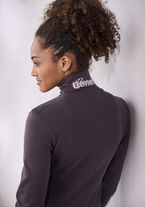 Bild: Sweatjacke von Bench. Loungewear: Sweatjacke von Bench. Mit durchgehendem Reißverschluss. Zwei Seitentaschen. Stehkragen mit Logo-Stitching auf der Rückseite. Trageangenehme Qualität aus Sweat.