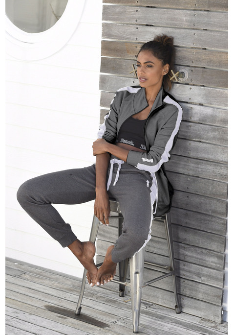 Bild: Sweatjacke von Bench. Loungewear: Sportliche Sweatjacke von Bench. Praktische Einrifftaschen. Kontrastfarbener Reißverschluss vorn und Stehkragen. Seitenstreifen und kleiner Logodruck am Ärmel. Aus 60% Baumwolle (unterstützt Cotton made in Africa), 40% Polyester.