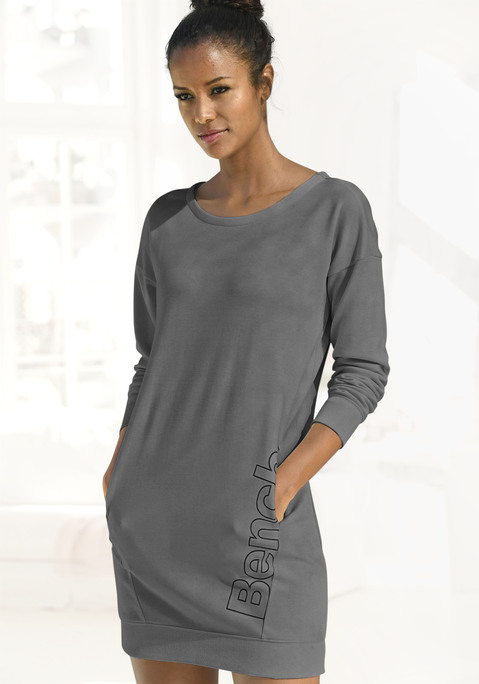 Bild: Sweatkleid von Bench. Loungewear: Sweatkleid von Bench. Teilungsnähte und Eingrifftaschen. Großes Bench Logo. Aus 60% Baumwolle (unterstützt Cotton made in Africa), 40% Polyester.