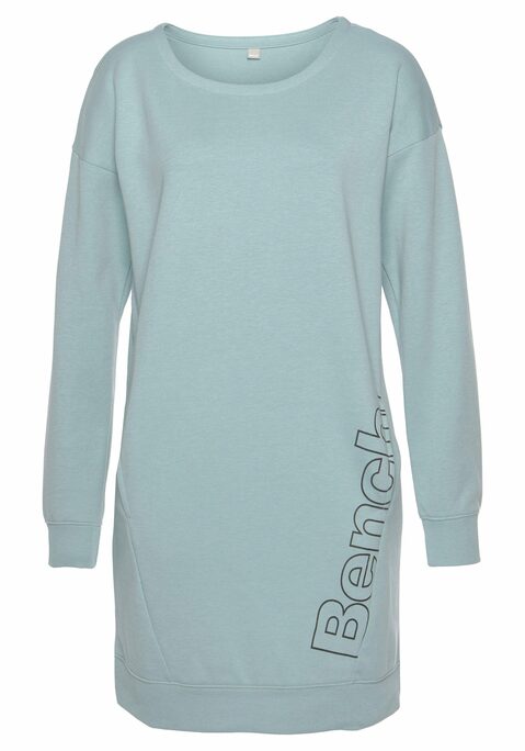 Bild: Sweatkleid von Bench. Loungewear: Sweatkleid von Bench. Teilungsnähte und Eingrifftaschen. Großes Bench Logo. Aus 60% Baumwolle (unterstützt Cotton made in Africa), 40% Polyester.