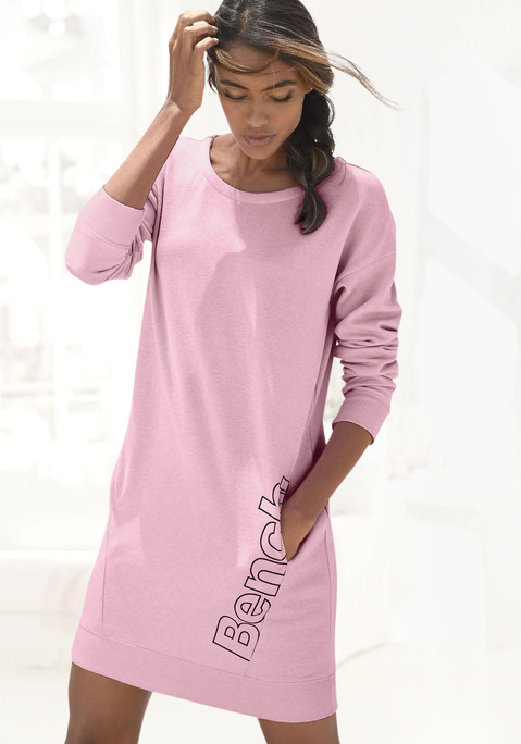 Bild: Sweatkleid von Bench. Loungewear: Sweatkleid von Bench. Teilungsnähte und Eingrifftaschen. Großes Bench Logo. Aus 60% Baumwolle (unterstützt Cotton made in Africa), 40% Polyester.