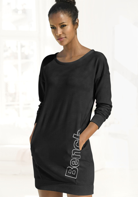Bild: Sweatkleid von Bench. Loungewear: Sportliches Sweatdress von Bench. Lange Ärmel mit angesetzten Bündchen. Schräg angesetzte Naht mit aufliegendem Logodruck.  Aus 60% Baumwolle (unterstützt Cotton made in Africa), 40% Polyester.