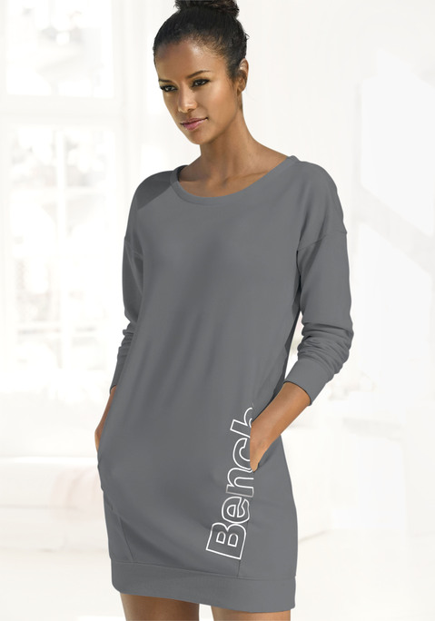 Bild: Sweatkleid von Bench. Loungewear: Sportliches Sweatdress von Bench. Lange Ärmel mit angesetzten Bündchen. Schräg angesetzte Naht mit aufliegendem Logodruck.  Aus 60% Baumwolle (unterstützt Cotton made in Africa), 40% Polyester.
