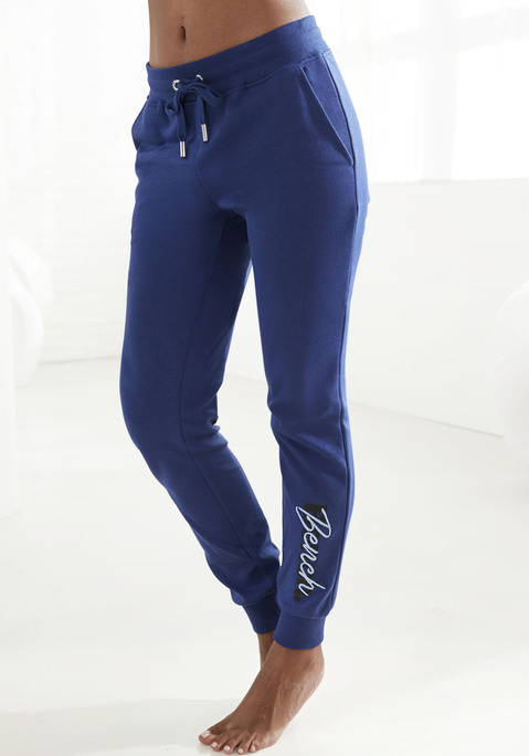 Bild: Sweatpants von Bench. Loungewear: Gemütliche Relaxhose von Bench. Breiter, elastischer Hosenbund mit Tunnelzug. Seitliche Eingrifftaschen. Logodruck und Logostickerei am Bein. Aus weicher Interlockqualität.