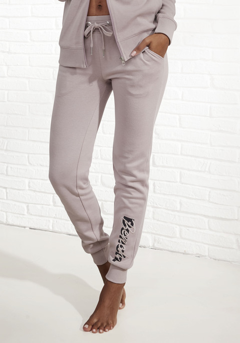 Bild: Sweatpants von Bench. Loungewear: Gemütliche Relaxhose von Bench. Breiter, elastischer Hosenbund mit Tunnelzug. Seitliche Eingrifftaschen. Logodruck und Logostickerei am Bein. Aus weicher Interlockqualität.