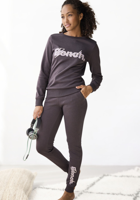 Bild: Sweatpants von Bench. Loungewear: Gemütliche Relaxhose von Bench. Breiter, elastischer Hosenbund mit Tunnelzug. Seitliche Eingrifftaschen. Logodruck und Logostickerei am Bein. Aus weicher Interlockqualität.