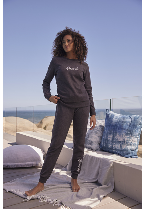 Bild: Sweatshirt von Bench. Loungewear: Bequemes Sweatshirt von Bench. Unifarben mit Logostickerei. Rippbündchen am Saum und Ärmelabschluss. Aus 70% Baumwolle (unterstützt Cotton made in Africa), 30% Polyester.