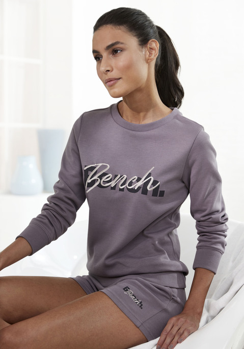 Bild: Sweatshirt von Bench. Loungewear: Sportives Sweatshirt von Bench. Gerade Passform. Rundhalsausschnitt und elastische Bündchen. Markenlogo vorn auf der Brust. Vielseitig zu kombinieren. Aus trageangenehmem Baumwollmix.