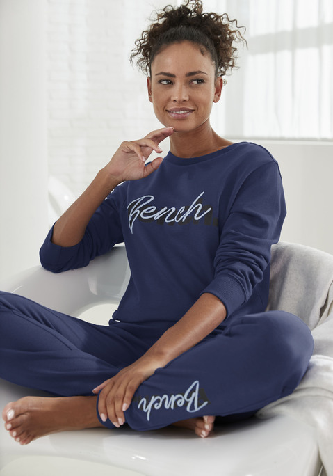 Bild: Sweatshirt von Bench. Loungewear: Sportives Sweatshirt von Bench. Gerade Passform. Rundhalsausschnitt und elastische Bündchen. Markenlogo vorn auf der Brust. Vielseitig zu kombinieren. Aus trageangenehmem Baumwollmix.