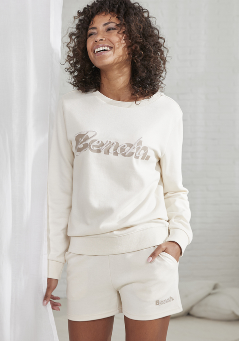Bild: Sweatshirt von Bench. Loungewear: Sportives Sweatshirt von Bench. Gerade Passform. Rundhalsausschnitt und elastische Bündchen. Markenlogo vorn auf der Brust. Vielseitig zu kombinieren. Aus trageangenehmem Baumwollmix.