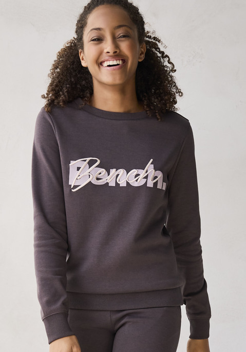 Bild: Sweatshirt von Bench. Loungewear: Sportives Sweatshirt von Bench. Gerade Passform. Rundhalsausschnitt und elastische Bündchen. Markenlogo vorn auf der Brust. Vielseitig zu kombinieren. Aus trageangenehmem Baumwollmix.