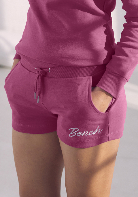 Bild: Sweatshorts von Bench. Loungewear: Sweatshorts von Bench. Bequemes Bündchen mit regulierbaren Kordelzug. Eingrifftaschen und eine schöne Logostickerei. Aus 100% Baumwolle.