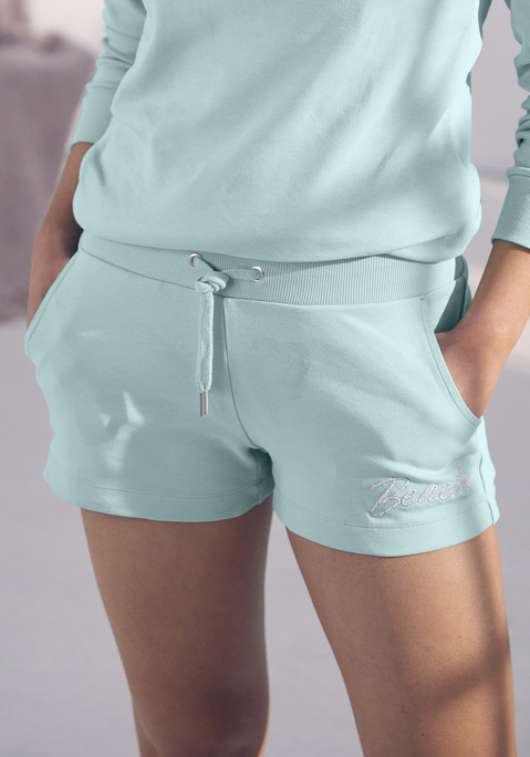 Bild: Sweatshorts von Bench. Loungewear: Sweatshorts von Bench. Bequemes Bündchen mit regulierbaren Kordelzug. Eingrifftaschen und eine schöne Logostickerei. Aus 100% Baumwolle.