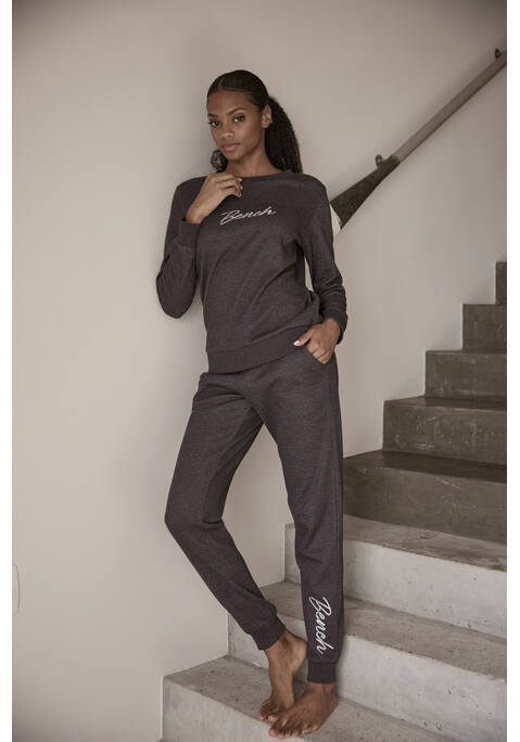 Bild: Sweatshirt von Bench. Loungewear: Bequemes Sweatshirt von Bench. Unifarben mit Logostickerei. Rippbündchen am Saum und Ärmelabschluss. Aus 70% Baumwolle (unterstützt Cotton made in Africa), 30% Polyester.