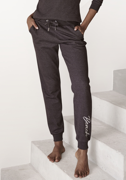 Bild: Relaxhose von Bench. Loungewear: Relaxhose von Bench in einem Basic Schnitt mit schmalem Bein. Mit seitlichen Eingrifftaschen und weichen, elastischen Ripp-Bündchen. Aus 100% Baumwolle. Grau meliert: 70% Baumwolle, 30% Polyester.