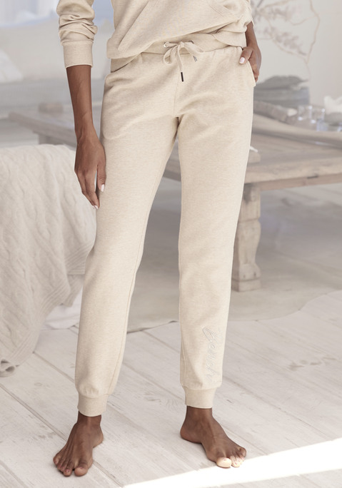 Bild: Relaxhose von Bench. Loungewear: Relaxhose von Bench in einem Basic Schnitt mit schmalem Bein. Mit seitlichen Eingrifftaschen und weichen, elastischen Ripp-Bündchen. Aus 100% Baumwolle. Grau meliert: 70% Baumwolle, 30% Polyester.