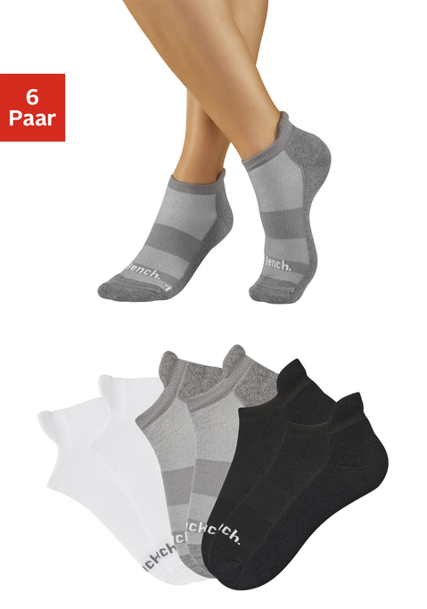 Bild: Sneakersocken von Bench.: <h3>6er-Pack Basic-Sneakersocken für optimalen Komfort</h3>
<p>
Die <strong>Bench</strong>-Sneakersocken bestechen durch ihre doppellagige Konstruktion, die nicht nur für eine angenehme Passform sorgt, sondern auch die Reibung zwischen Fuß und Schuh erheblich reduziert. Dieser innovative Ansatz schützt vor Blasenbildung und macht die Socken ideal für jeden, der Wert auf ein angenehmes Tragegefühl legt. Die unifarbene Optik verleiht ihnen einen sportlichen Look, der sich vielseitig kombinieren lässt.
</p>

<h4>Details und Pflegehinweise</h4>
<p>
Diese elastischen Socken bieten eine hervorragende Passform, die sich perfekt an den Fuß anschmiegt. Der weiche Fußfrottee sorgt für zusätzlichen Komfort, während die atmungsaktive Baumwollmischung ein angenehmes Fußklima schafft. Pflegeleicht sind die Socken ebenfalls, da sie problemlos in der Maschine gewaschen werden können. 
</p>

<h4>Outfit-Tipps und Einsatzmöglichkeiten</h4>
<p>
Die <strong>Bench</strong>-Sneakersocken sind die perfekte Ergänzung für jede sportliche Freizeitkleidung. Ob beim Joggen, Laufen oder Pilates – sie bieten den idealen Komfort. Kombinieren lassen sich die Socken hervorragend mit lässigen Sneakern und kurzen Sporthosen oder Jogginghosen. Für einen coolen Streetwear-Look können sie auch zu einer lockeren Jeans und einem T-Shirt getragen werden. Diese Socken sind der ideale Begleiter für Outdoor-Aktivitäten, Trainingseinheiten im Fitnessstudio oder entspannte Tage zu Hause.
</p>

<p>
Ultimativer Komfort und die perfekte Passform mit dem 6er-Pack <strong>Bench</strong>-Sneakersocken!
</p>