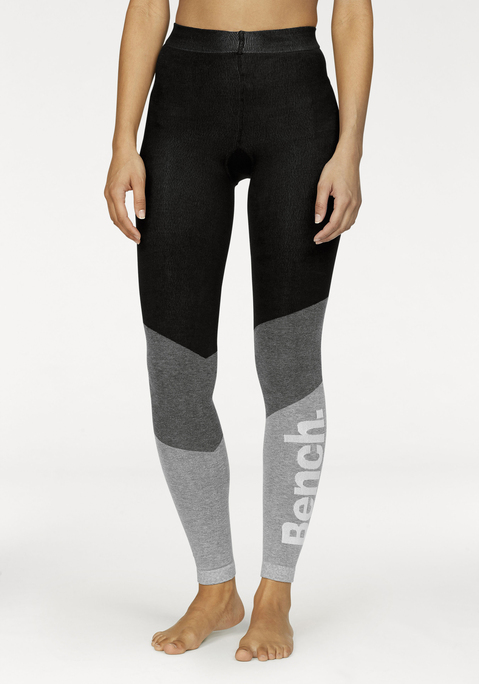 Bild: Strickstrumpfleggings von Bench.: Dynamisches Colour-Blocking im Kuschelstrick-Design: die Strickleggings von Bench

Die Strickleggings von Bench überzeugen mit einem dynamischen Colour-Blocking-Design aus weichem Kuschelstrick, das jedem Look einen modischen Akzent verleiht. Ein markantes Logodetail auf der Wade rundet die sportliche Optik ab und macht die Leggings zu einem echten Erkennungsmerkmal der Marke. So werden sie zum stilvollen Statement-Piece für jeden Anlass.

Weicher Piqué-Bund für höchsten Tragekomfort

Der bequeme Piqué-Bund sitzt angenehm an der Taille, während das weiche, glatt gestrickte Material sich sanft um die Beine schmiegt. Die elastische Verarbeitung sorgt für eine flexible Passform und macht jede Bewegung mühelos mit. So überzeugen die Strickleggings mit bestem Tragekomfort für lange Tage.

Vielseitiger Begleiter für Alltag und Wintersport

Als Key-Piece im Alltags-Outfit lassen sich die Strickleggings hervorragend mit einem oversized Pullover oder einer langen Strickjacke kombinieren. Unter der Ski-Bekleidung fungieren sie zudem als wärmende und funktionale Basisschicht für kalte Wintertage. So begleiten sie sowohl entspannte Momente daheim als auch actionreiche Tage auf der Piste.

Die Strickleggings von Bench sind ein echter Alltagsheld, der zu jeder Jahreszeit überzeugt.