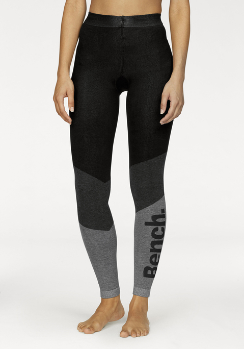 Bild: Strickstrumpfleggings von Bench.: Dynamisches Colour-Blocking im Kuschelstrick-Design: die Strickleggings von Bench

Die Strickleggings von Bench überzeugen mit einem dynamischen Colour-Blocking-Design aus weichem Kuschelstrick, das jedem Look einen modischen Akzent verleiht. Ein markantes Logodetail auf der Wade rundet die sportliche Optik ab und macht die Leggings zu einem echten Erkennungsmerkmal der Marke. So werden sie zum stilvollen Statement-Piece für jeden Anlass.

Weicher Piqué-Bund für höchsten Tragekomfort

Der bequeme Piqué-Bund sitzt angenehm an der Taille, während das weiche, glatt gestrickte Material sich sanft um die Beine schmiegt. Die elastische Verarbeitung sorgt für eine flexible Passform und macht jede Bewegung mühelos mit. So überzeugen die Strickleggings mit bestem Tragekomfort für lange Tage.

Vielseitiger Begleiter für Alltag und Wintersport

Als Key-Piece im Alltags-Outfit lassen sich die Strickleggings hervorragend mit einem oversized Pullover oder einer langen Strickjacke kombinieren. Unter der Ski-Bekleidung fungieren sie zudem als wärmende und funktionale Basisschicht für kalte Wintertage. So begleiten sie sowohl entspannte Momente daheim als auch actionreiche Tage auf der Piste.

Die Strickleggings von Bench sind ein echter Alltagsheld, der zu jeder Jahreszeit überzeugt.