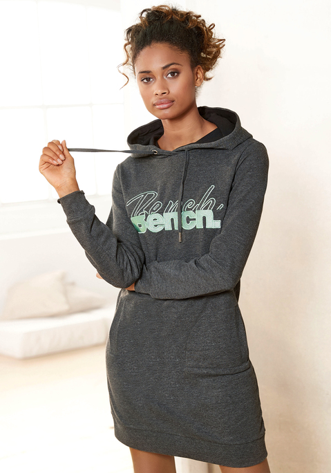 Bild: Sweatkleid von Bench.: Sweatkleid von Bench. Kapuze mit Kordelzug. Eingrifftaschen und Rippbündchen am Saum und Ärmel. Aus 65% Baumwolle, 35% Polyester.