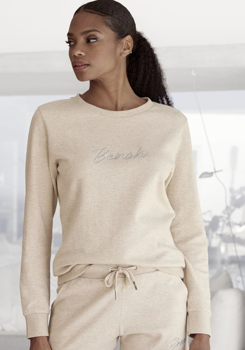 Bild: Sweatshirt von Bench. Loungewear: Bequemes Sweatshirt von Bench. Unifarben mit Logostickerei. Rippbündchen am Saum und Ärmelabschluss. Aus 70% Baumwolle (unterstützt Cotton made in Africa), 30% Polyester.