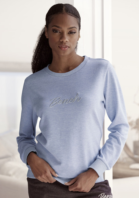 Bild: Sweatshirt von Bench. Loungewear: Bequemes Sweatshirt von Bench. Unifarben mit Logostickerei. Rippbündchen am Saum und Ärmelabschluss. Aus 70% Baumwolle (unterstützt Cotton made in Africa), 30% Polyester.