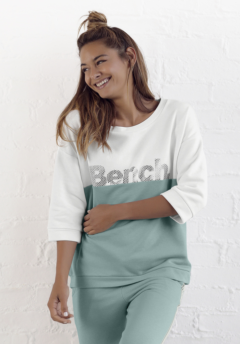 Bild: Sweatshirt von Bench.: Sweatpullover im Color Blocking Look mit ¾-Ärmeln. Raffinierter Logoprint mit Glanzeffekt vorne. Schmale Bündchen an Ärmeln und Saum. Mint/Ecru und Apricot/Ecru aus 70% Baumwolle, 19% Modal und 11% Polyester. Ecru/Grey Melange aus 70% Baumwolle, 19% Modal, 11% Polyester/52% Baumwolle, 48% Polyester.„Was ist Modal?“Modal ist eine natürliche Faser, die durch ein spezielles Verfahren aus Zellulose hergestellt wird und zu anderen Naturfasern wie Viskose oder Baumwolle große Ähnlichkeiten aufweist. Gegenüber reiner Baumwolle hat Modal den Vorteil einer hohen Elastizität und Strapazierfähigkeit. Unsere Modal-Qualität zeichnet sich ferner durch eine hohe Atmungsaktivität und Saugfähigkeit aus.