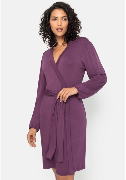 Bild: Kimono von Bruno Banani: Kimono in Kurzform mit V-förmigem Spitzeneinsatz am Rücken. Loser Bindegürtel an der Taille. Aus 95% Viskose, 5% Elasthan.