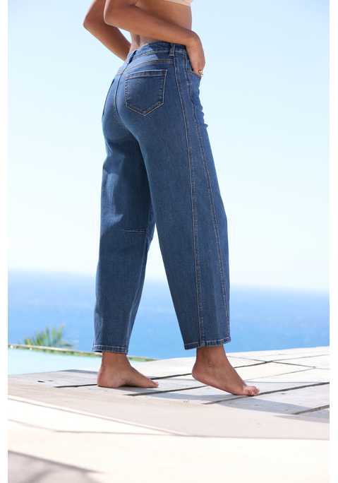 Bild: Ankle-Jeans von Buffalo: Unifarbene Barrel-Jeans von Lascana in knöchellangem Schnitt. Weite, ovale Beinform, mittelhoher Bund. Klassischer 5-Pocket-Stil, abgesteppte Kanten, Reißverschluss mit Knopf. Softe Denimware mit weichem Griff.