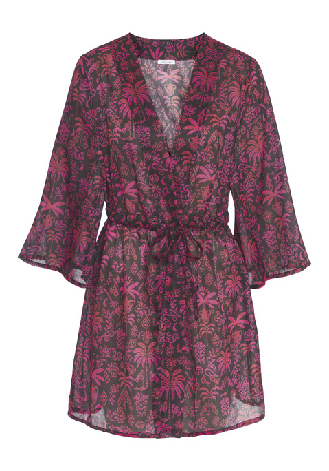 Bild: Chiffontunika von Buffalo: <b>Sommerliche Leichtigkeit pur: die Chiffontunika von Buffalo mit einzigartigem Allover-Print</b><br><br>Die <b>Chiffontunika von Buffalo</b> begeistert mit einem exklusiven Allover-Druck, der jedes Exemplar zu einem individuellen Unikat macht. Diese besondere Verarbeitung sorgt dafür, dass niemand exakt das gleiche Modell trägt und verleiht dem Strandtop einen unverwechselbaren Charakter. Die luftige Chiffonware bringt eine edle Transparenz mit und schafft ein Gefühl von federleichter Sommerfrische.<br><br><b>Feminine Silhouette mit durchdachten Details</b><br><br>Ein charmantes Bindeband betont die Taille und ermöglicht eine individuelle Anpassung der Weite. Die lockere Passform garantiert Bewegungsfreiheit, während die 3/4-Ärmel und die kniefreie Länge den Look luftig und sommertauglich halten. Der gerade Saumabschluss unterstreicht die entspannte Linienführung. Für eine unkomplizierte Pflege eignet sich die Maschinenwäsche.<br><br><b>Vielseitige Kombinationen für sonnige Momente</b><br><br>Die Strandtunika lässt sich mühelos über Bikini oder Badeanzug werfen und begleitet stilvoll durch heiße Tage am Meer. Mit Sandalen, einem geflochtenen Sonnenhut und übergroßer Sonnenbrille entsteht ein entspannter Beach-Look. Zu Denim-Shorts und flachen Espadrilles wird das Oberteil zum lässigen Begleiter für Strandpromenaden oder ein Eis in der Altstadt. Filigraner Goldschmuck oder farbige Perlenketten runden das Styling ab.<br><br>Die <b>Chiffontunika von Buffalo</b> verspricht Sommermomente voller Leichtigkeit und individueller Ausstrahlung.