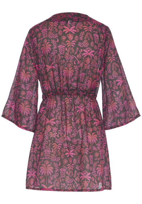 Bild: Chiffontunika von Buffalo: <b>Sommerliche Leichtigkeit pur: die Chiffontunika von Buffalo mit einzigartigem Allover-Print</b><br><br>Die <b>Chiffontunika von Buffalo</b> begeistert mit einem exklusiven Allover-Druck, der jedes Exemplar zu einem individuellen Unikat macht. Diese besondere Verarbeitung sorgt dafür, dass niemand exakt das gleiche Modell trägt und verleiht dem Strandtop einen unverwechselbaren Charakter. Die luftige Chiffonware bringt eine edle Transparenz mit und schafft ein Gefühl von federleichter Sommerfrische.<br><br><b>Feminine Silhouette mit durchdachten Details</b><br><br>Ein charmantes Bindeband betont die Taille und ermöglicht eine individuelle Anpassung der Weite. Die lockere Passform garantiert Bewegungsfreiheit, während die 3/4-Ärmel und die kniefreie Länge den Look luftig und sommertauglich halten. Der gerade Saumabschluss unterstreicht die entspannte Linienführung. Für eine unkomplizierte Pflege eignet sich die Maschinenwäsche.<br><br><b>Vielseitige Kombinationen für sonnige Momente</b><br><br>Die Strandtunika lässt sich mühelos über Bikini oder Badeanzug werfen und begleitet stilvoll durch heiße Tage am Meer. Mit Sandalen, einem geflochtenen Sonnenhut und übergroßer Sonnenbrille entsteht ein entspannter Beach-Look. Zu Denim-Shorts und flachen Espadrilles wird das Oberteil zum lässigen Begleiter für Strandpromenaden oder ein Eis in der Altstadt. Filigraner Goldschmuck oder farbige Perlenketten runden das Styling ab.<br><br>Die <b>Chiffontunika von Buffalo</b> verspricht Sommermomente voller Leichtigkeit und individueller Ausstrahlung.