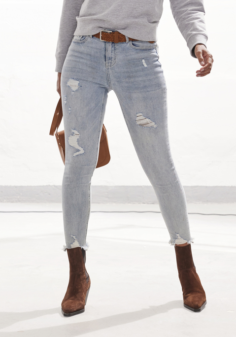 Bild: Destroyed-Jeans von Buffalo: Jeans von BUFFALO in Used-Optik mit Destroyed-Effekten. Slim-fit-Form im Five-Pocket- Style. Innenbeinlänge ca. 70 cm. Aus 98% Baumwolle, 2% Elasthan.