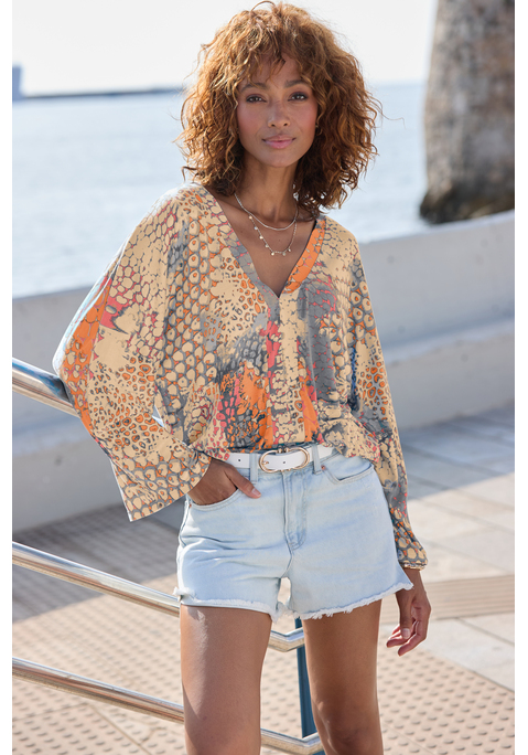 Bild: Fledermausshirt von Buffalo: Mit Alloverprint: Strandshirt von Buffalo. Tiefer V-Ausschnitt mit Blende. Weite Ärmel und breites Bündchen. Legere Passform. Weiche Viskose-Qualität.