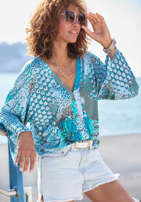Bild: Fledermausshirt von Buffalo: Mit Alloverprint: Strandshirt von Buffalo. Tiefer V-Ausschnitt mit Blende. Weite Ärmel und breites Bündchen. Legere Passform. Weiche Viskose-Qualität.