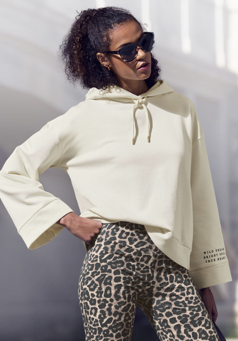 Bild: Hoodie von Buffalo: Entspannter Hoodie von Buffalo zum Loungen und Relaxen. Lockere Silhouette mit überschnittenen Schultern, weiten Ärmeln und breiten Bündchen. Kapuze mit farbgleichen Futter und Kordelzug. Softe Sweatqualität.