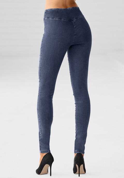 Bild: Jeggings von Buffalo: Klassische Jeggings von Buffalo. Breiter, elastischer Bund mit v-förmiger Naht. Kleines Metallemblem seitlich. Trageangenehme, elastische Qualität aus 69% Baumwolle, 21% Polyester, 8% Viskose, 2% Elasthan.