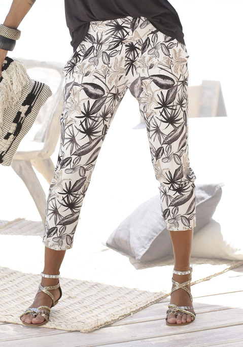 Bild: Jerseyhose von Buffalo: 7/8-Hose von Buffalo mit Alloverdruck, jedes Teil ein Unikat. Seitliche Eingrifftaschen und schmal zulaufende Beinform. Innenbeinlänge ca. 60 cm. Aus weichem Viskosejersey.