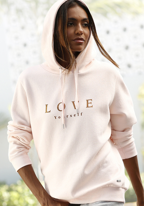 Bild: Kapuzensweatshirt von Buffalo: Kapuzensweatshirt von Buffalo. Aufdruck auf Brusthöhe. Tunnelzug an der Kapuze.  Rippstrickbündchen an den Ärmelsäumen und am Bund. Aus  60% Baumwolle (unterstützt Cotton made in Africa), 40% Polyester.