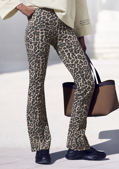 Bild: Leggings von Buffalo: Flared Leggings von Buffalo mit ausgestelltem Bein und Allover-Leo-Print. Breiter, elastischer Bund für einen angenehmen Sitz und eine schöne Silhouette. Hochwertige Jersey-Stretch-Qualität.