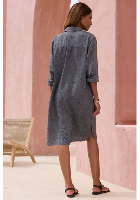 Bild: Longbluse von Buffalo: Schöne Longbluse von Buffalo mit tollem Melange-Effekt. Hinten etwas länger geschnitten als vorne und hinten mit einer Passe mit Kellerfalte versehen. Durchgehende Knopfleiste vorne und lange Ärmel mit Manschette für den klassischen Blusenlook. Weiche Webqualität.
